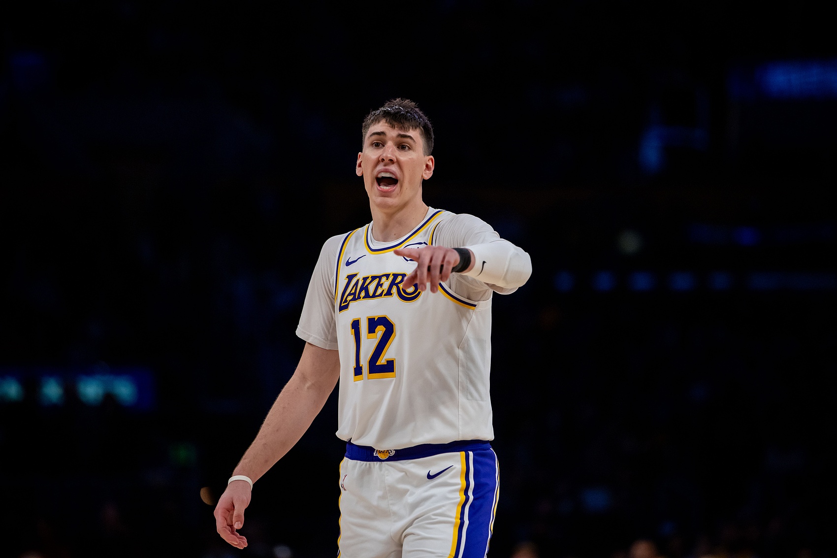 天天这么打就好了！拉拉维亚上半场6中5砍13分1助 三分3中3